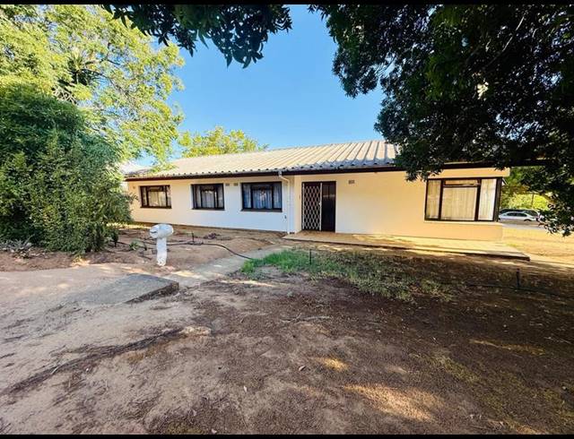 4 BEDROOM HOUSE FOR SALE IN BERGZICHT